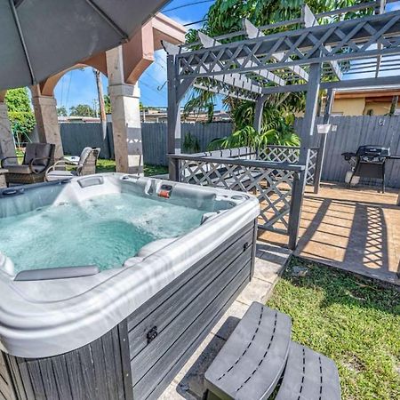 Amazing 3 Bed Home With Playground, Jacuzzi Grill Miami Exterior photo